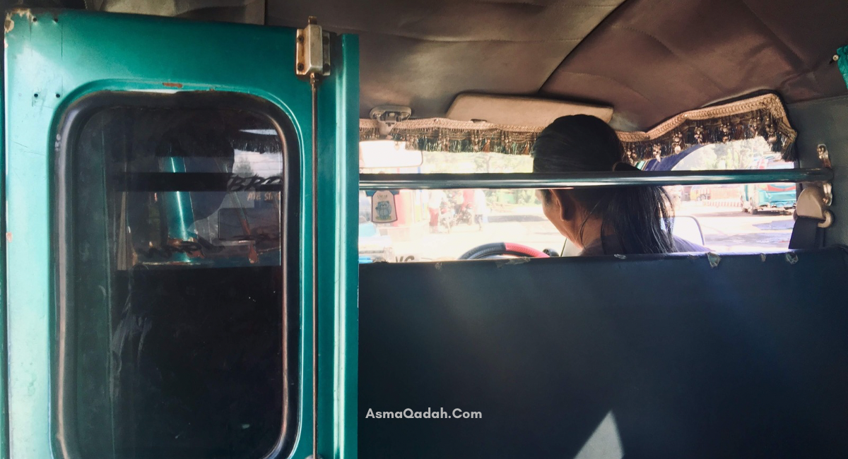 داخل باص قديم جداً في سومطرة مع السائق