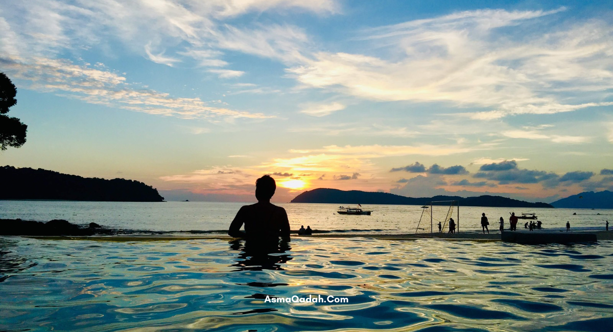 أسما قدح في مسبح مطل على الشاطئ في جزيرة لنكاوي