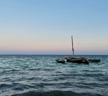 قارب خشبي تقليدي وسط البحر على شاطئ دياني في كينيا